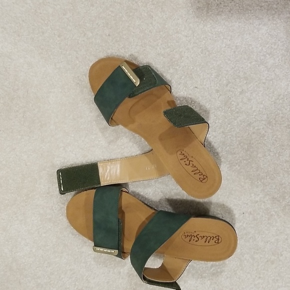 Used once green Bella Siba green slip in with adjustable bands. - Picture 4 of 11